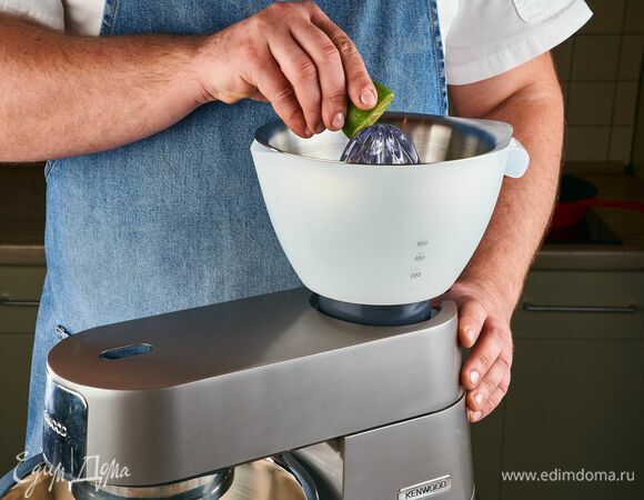 На кухонную машину KENWOOD установите насадку-пресс для цитрусовых. Выдавите сок лайма. Полученный сок поставьте в холодильник на 30 минут.