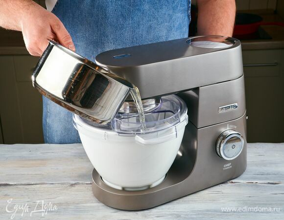 Поместите охлажденную чашу внутрь мороженицы. Наполните ее густым сиропом.