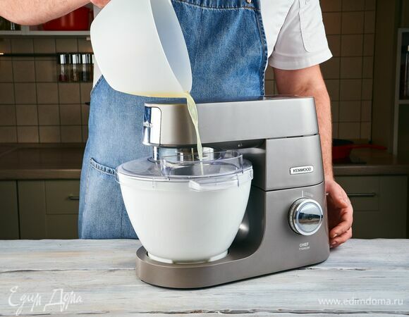 Влейте лаймовый сок. За счет сильного охлаждения и непрерывного вращения внутренней насадки уже через 20 минут вы получите готовый мятно-лаймовый сорбет.