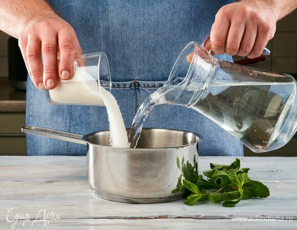 Смешайте мяту с сахаром, залейте водой, доведите до кипения. Важно, чтобы сахар полностью растворился, после чего процедите и остудите сироп.