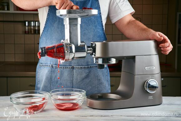 Используя пресс для ягод, установленный на кухонную машину KENWOOD, выжмите сок из малины. Оставьте горсть целых ягод для украшения. Поставьте свежий ягодный сок на 30–40 минут в холодильник.