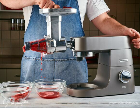 Используя пресс для ягод, установленный на кухонную машину KENWOOD, выжмите сок из малины. Оставьте горсть целых ягод для украшения. Поставьте свежий ягодный сок на 30–40 минут в холодильник.