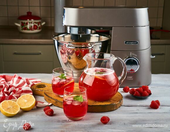 Подавайте лимонад с ягодами и кубиками льда.