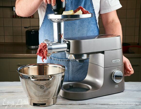 С помощью кухонной машины KENWOOD и насадки-мясорубка прокрутите мясо с луком.