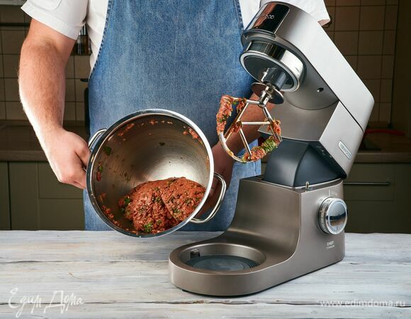 В процессе перемешивания фарш станет более вязким и плотным.