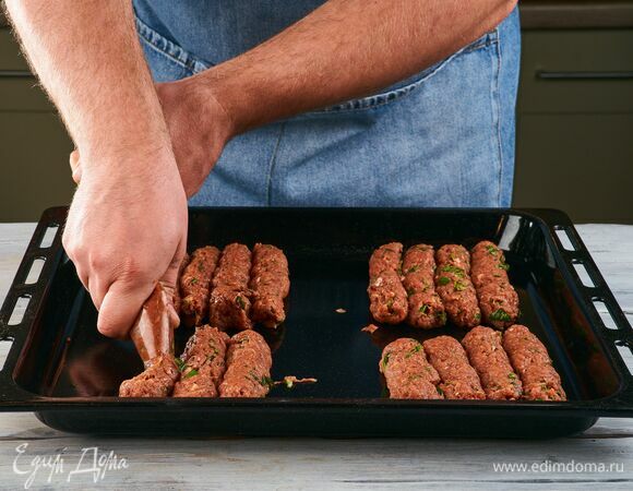 Положите фарш в пакет, крепко свяжите пакет и сформируйте чевапчичи. <br />
Перед обжариванием на гриле чевапчичи можно слегка подморозить и поставить в холодильник на 1 час.  