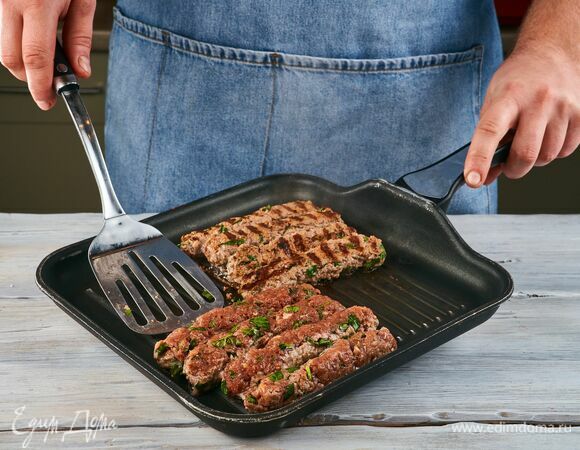Сковороду-гриль смажьте растительным маслом и обжаривайте котлетки со всех сторон на среднем огне до характерных грильных полосочек и подрумянивания.