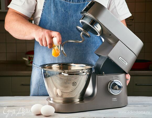 Добавьте яйца. Замесите тесто с помощью насадки-крюк, установленной на кухонной машине KENWOOD.