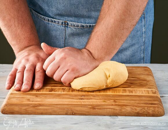 Скатайте тесто в шар, положите в пакет и поставьте в холодильник на 20 минут.