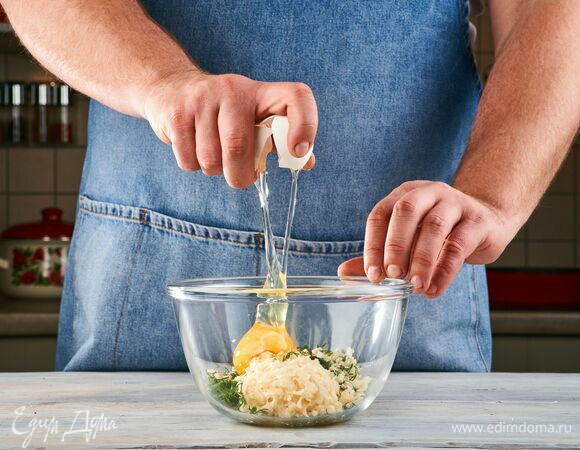 Смешайте сыр, укроп и яйцо.