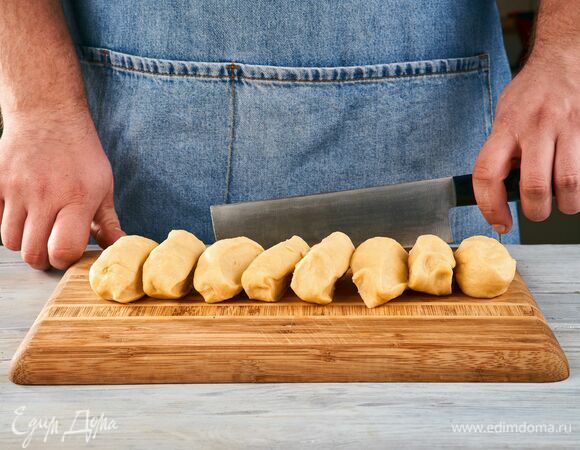 Тесто разделите на 8 кусочков.