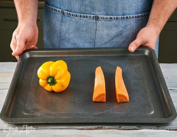 Болгарский перец и очищенную морковь запекайте в духовке при 180 °C около 20 минут.