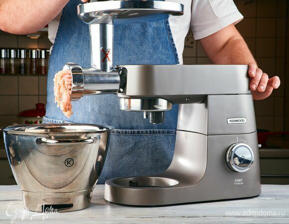 Пропустите индейку с хлебом 2–3 раза через мясорубку, установленную на кухонной машине KENWOOD. Масса должна быть очень мягкой, почти пюреообрзаной.