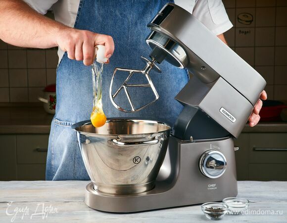 Добавьте яйцо, поперчите, посолите и перемешайте в кухонной машине KENWOOD с помощью насадки для смешивания.