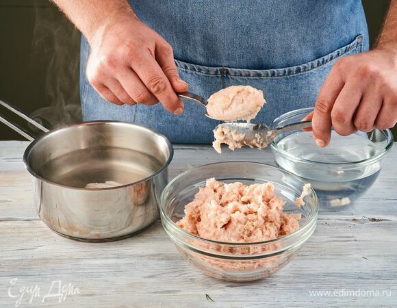 Сформируйте кнели двумя ложками. Одной ложкой набирайте массу, второй — аккуратно опускайте массу в кипящую подсоленную воду. Варите 4–5 минут, пока кнели не всплывут.