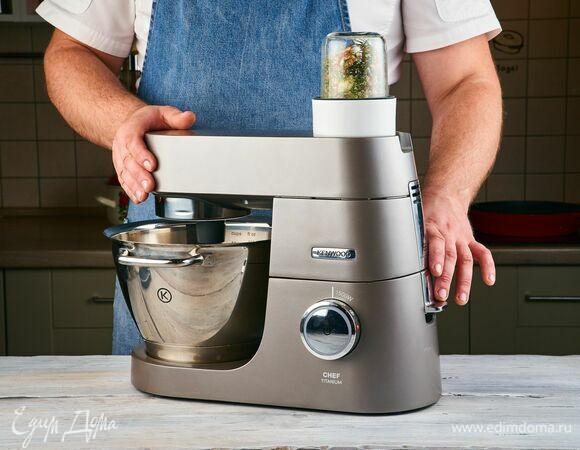 Измельчите помощью мультиизмельчителя кухоннной машины KENWOOD.