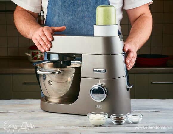 Добавьте сметану, посолите, поперчите и еще раз перемешайте.