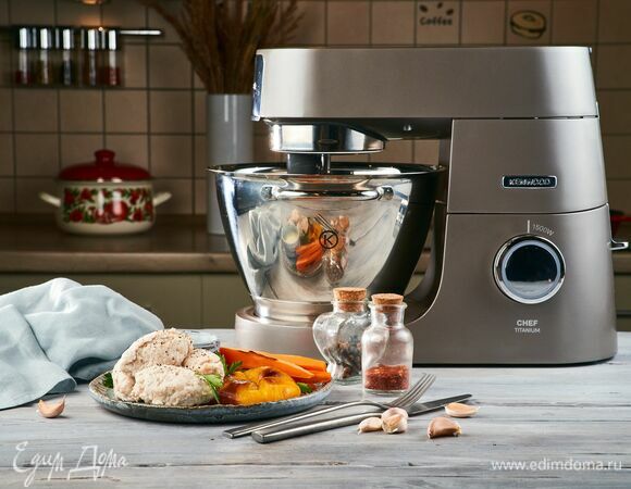 Подавайте кнели со сметанным соусом и запеченными овощами.