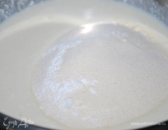 В манную крупу добавьте разрыхлитель и соль, добавьте к творожной массе. Все хорошо перемешайте и дайте постоять 5 минут. Тем временем взбейте яичные белки в пышную пену.