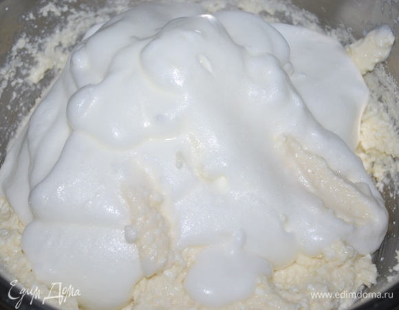 Взбитые яичные белки добавьте к тесту и все аккуратно перемешайте лопаткой. Тесто получается пышное и воздушное.