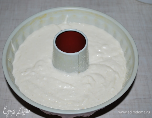 Вылейте тесто в форму и выпекайте при 170°C примерно 50 минут, до готовности.