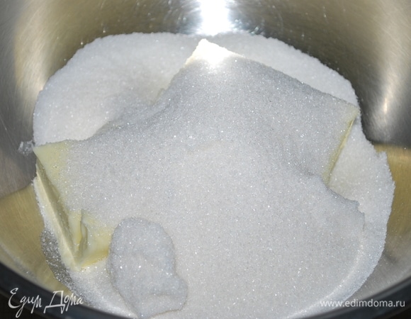 Масло комнатной температуры взбейте с сахаром до пышности.