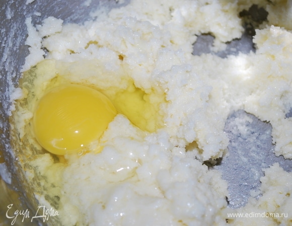 Добавьте по одному яйца.