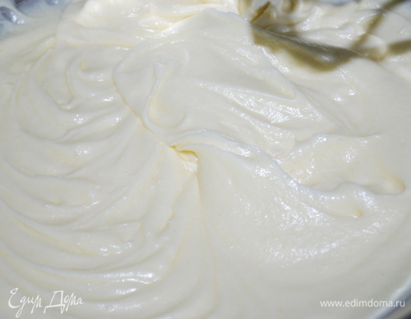 Взбейте миксером до пышного состояния.