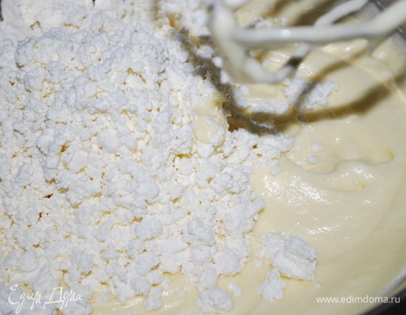 Добавьте творог и ванильный сахар. Все хорошо перемешайте.