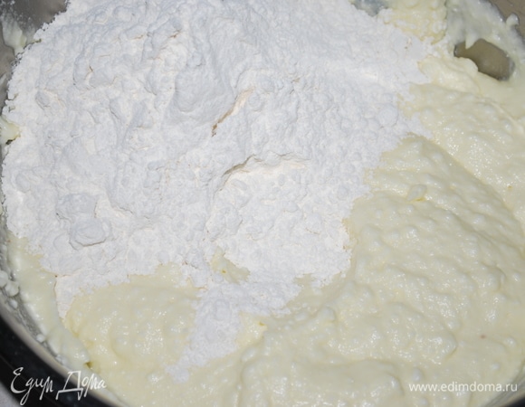 В самом конце добавьте муку с разрыхлителем и солью.