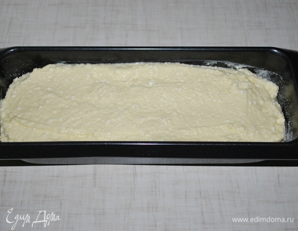 Форму для выпечки смажьте маслом и заполните тестом. Выпекайте при 160°C примерно 60 минут, до готовности. Если верхушка начнет сильно подрумяниваться, закройте ее фольгой. Готовый кекс охладите и уберите в холодильник на ночь.