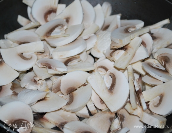 Шампиньоны обжарьте на растительном масле в течение 5–7 минут, посолите и поперчите по вкусу.