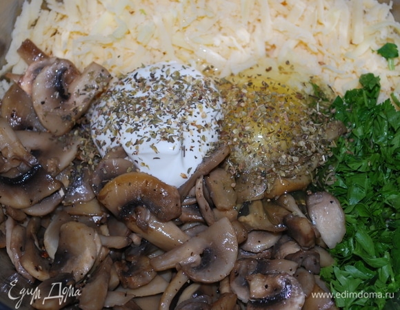 Сделайте начинку. К обжаренным шампиньонам добавьте зелень петрушки, сыр, яйцо, сметану и ароматные травы по вкусу.