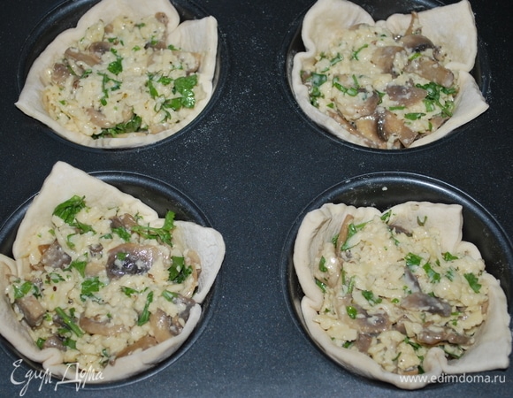 Наполните форму с тестом начинкой. Выпекайте при 180°C примерно 20–25 минут до готовности.