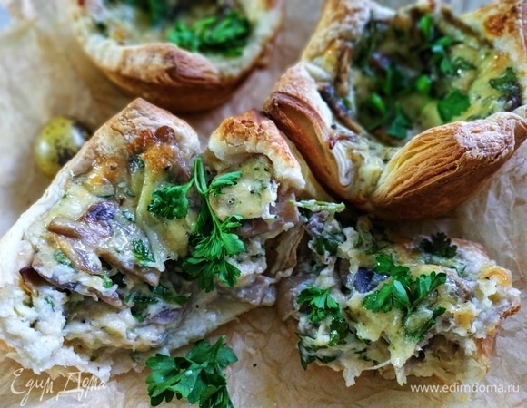Сочные и вкусные слойки с сыром и грибами готовы, приятного аппетита.