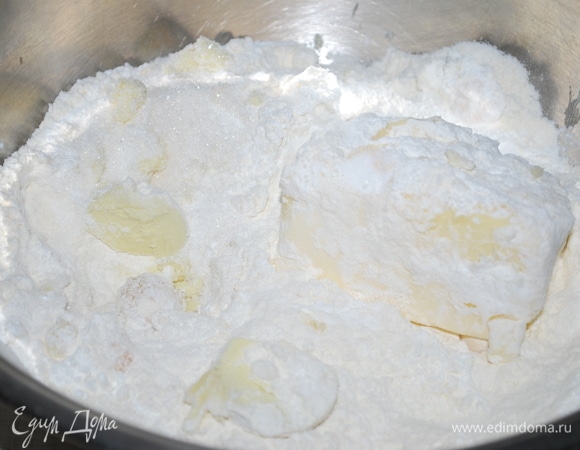 Заранее отварите вкрутую яйца и отделите яичные желтки. Сливочное масло, сахар, желтки, соль, муку и крахмал соедините вместе и замесите тесто.