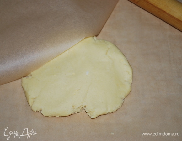 Тесто поместите на бумагу для выпечки и накройте вторым листом бумаги, раскатайте тесто.