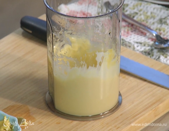 Приготовить майонез: яйца разбить в чашу блендера, добавить горчицу, уксус и начать взбивать, затем тонкой струйкой вливать оливковое масло, продолжая взбивать, пока не получится однородный соус.