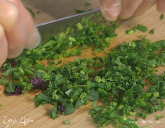 Тархун мелко порубить и смешать с 2 ст. ложками майонеза.