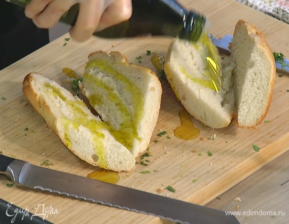 Багет разрезать на две части, затем каждую часть вдоль пополам, полить оливковым маслом, выложить на разогретую сковороду-гриль срезом вниз и обжарить. 