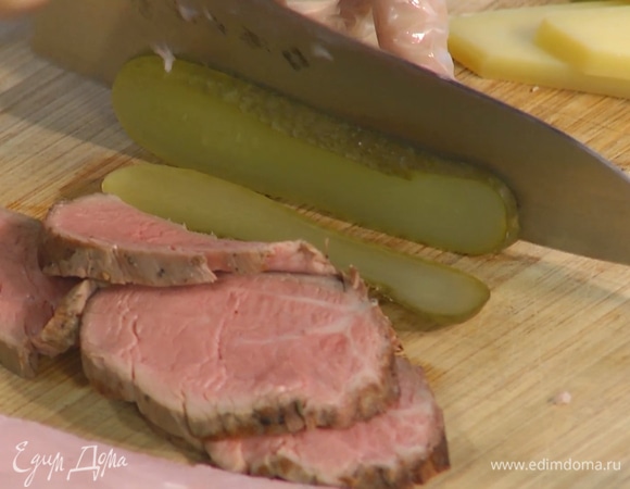 Чеддер, ветчину, ростбиф и соленый огурец нарезать ломтиками.