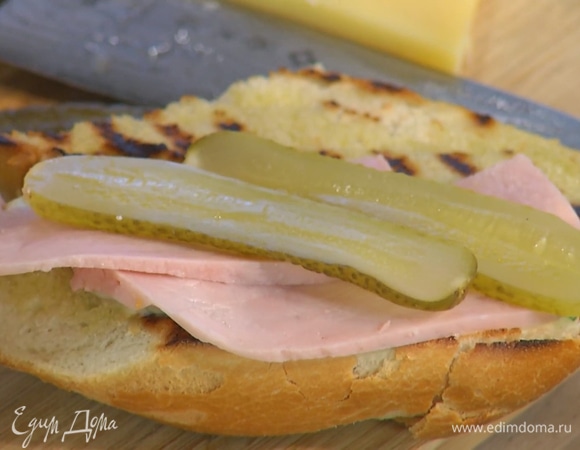 Два куска багета смазать зеленым майонезом, слоями выложить кусочки ветчины, огурца и ростбифа, снова смазать майонезом, накрыть сыром и вторым куском багета.