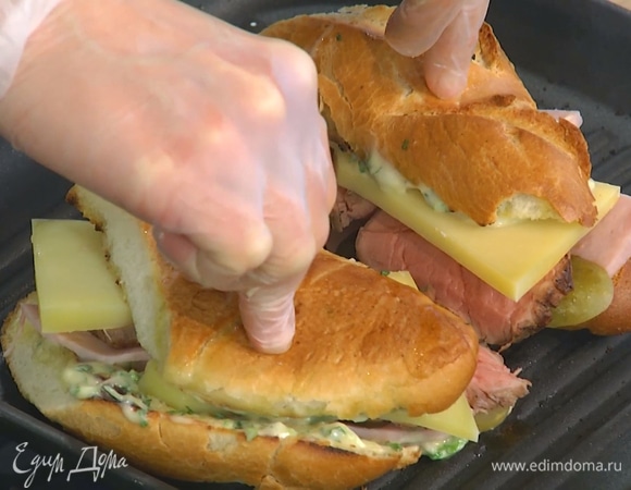 Поместить сэндвичи на сковороду-гриль, прижать и обжаривать 2–3 минуты.
