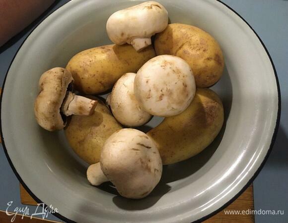 Подготовим ингредиенты. Так как их всего два, много времени это не займет. Нужно только вымыть картофель. Так как он у меня молодой, чистить его не надо.