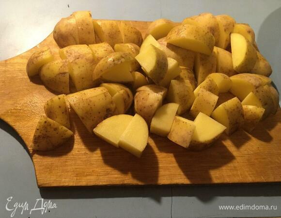 Картофель нарезаем крупными кусками. И сразу отправляем на сковороду обжариваться на сильном огне на небольшом количестве подсолнечного масла. Картофель должен именно жариться, не тушиться, крышкой не закрывать.