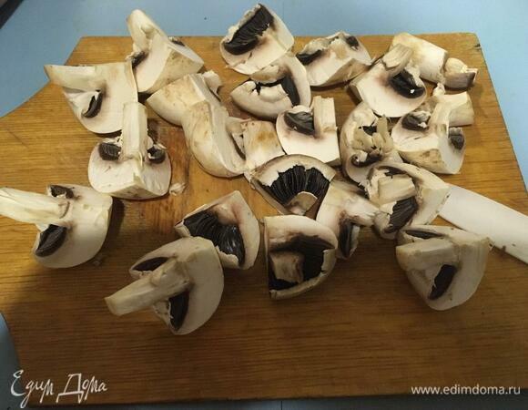 Крупно нарезаем шампиньоны и добавляем к картофелю, когда у того начала появляться небольшая корочка.