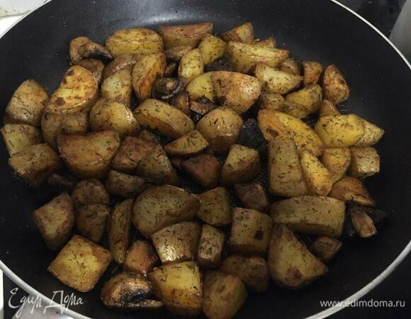 Добавляем все специи: соль, перец, укроп, паприку. Жарим еще несколько минут уже на среднем огне, чтобы специи лучше пропитали картофель и грибы.