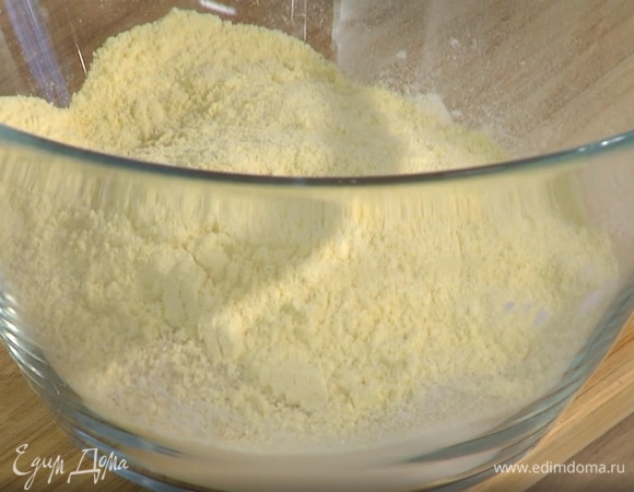 Оба вида муки поместить в глубокую миску, всыпать сахар, разрыхлитель и все перемешать.