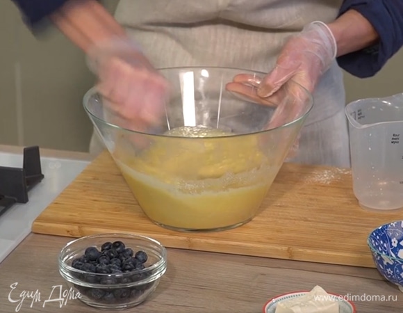 Добавить половину тофу и растительное масло, еще раз перемешать, влить овсяное молоко и вымешать тесто.  