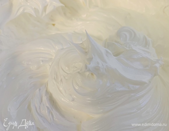 Взбиваем белки (200 г — это белки от 4–5 яиц) с сахарной пудрой, ванилью и лимонным соком в течение 10–15 минут, до стоячих пиков.